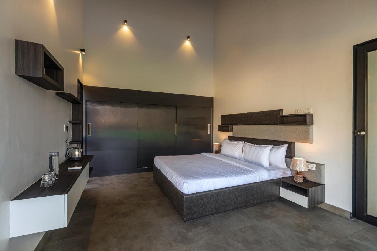 Saffronstays Stargazer, Karjat - Luxury Pool Villa With Lake View Eksteriør bilde